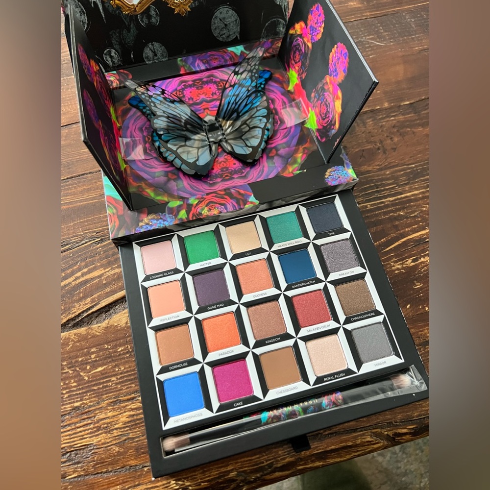 NEW & UNUSED Urban Decay Disney Alice in Wonderland Palette Eyeshadow RARE